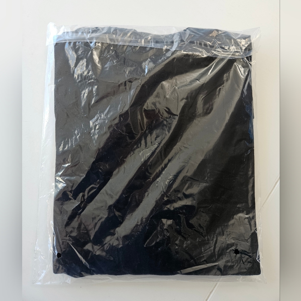 La Residencia Black Graphic Tee - Picture 6 of 6